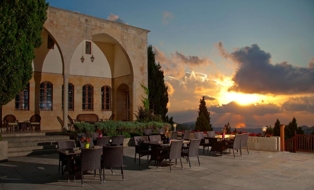un patio con mesas y sillas frente a un edificio en Mir Amin Palace, en Beit ed-Dine