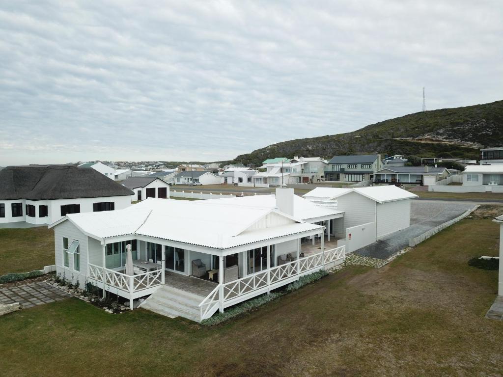 een luchtzicht op een huis met een wit dak bij Tides' Song in Agulhas
