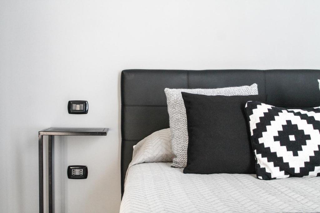 ナポリにあるPalazzo Mormando - Modern Apartmentのベッド(白黒の枕付)