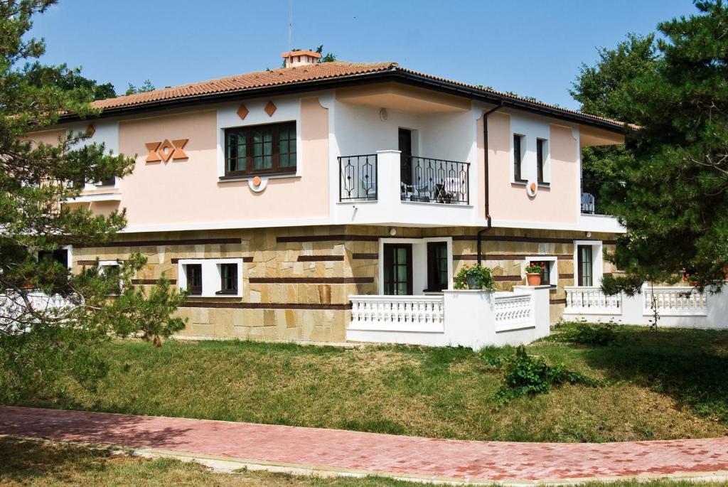 een huis op een heuvel met bomen bij Duni Holiday Village - All Inclusive in Sozopol