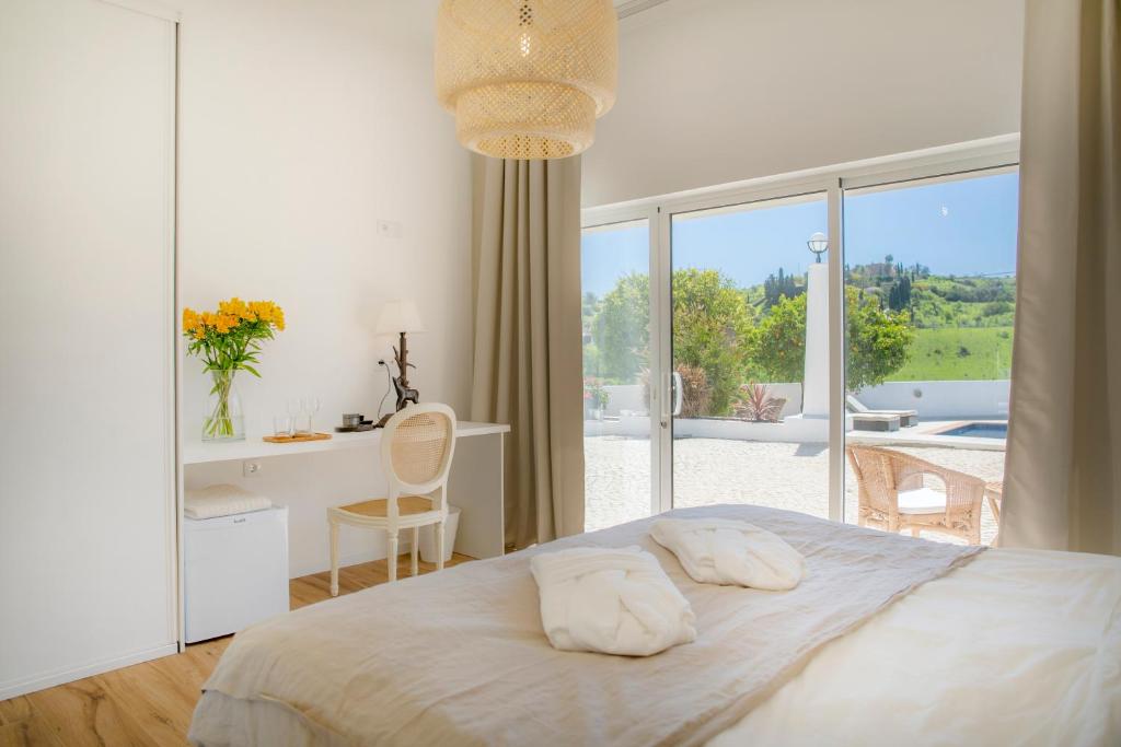 Postel nebo postele na pokoji v ubytování Casa Luisandra Boutique Hotel B&B