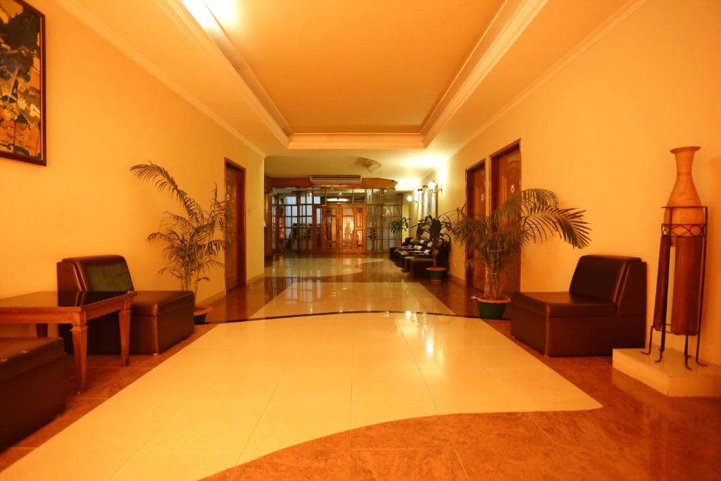 ein Wohnzimmer mit einer Lobby mit einem Sofa und Stühlen in der Unterkunft Grand Park Hotel in Chittagong