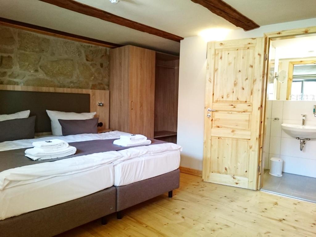 Postel nebo postele na pokoji v ubytování Hotel garni Tilia