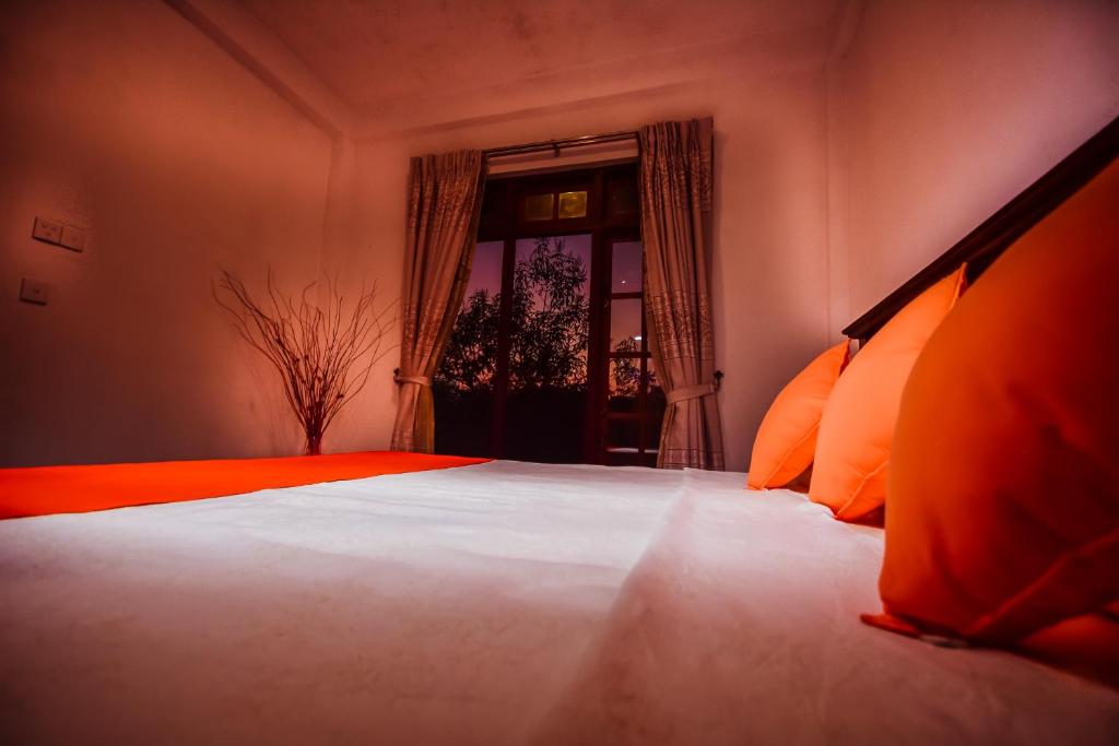 Postel nebo postele na pokoji v ubytování Heavens Door Guest Inn