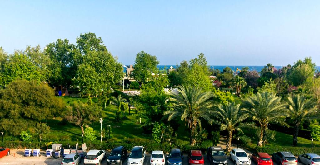 un montón de autos estacionados en un estacionamiento en Aspendos Seaside en Antalya