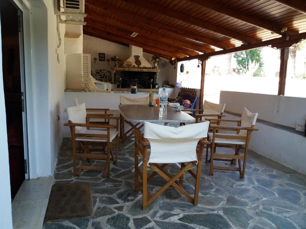 jadalnia ze stołem i krzesłami w obiekcie Aliki House w mieście Porto Rafti