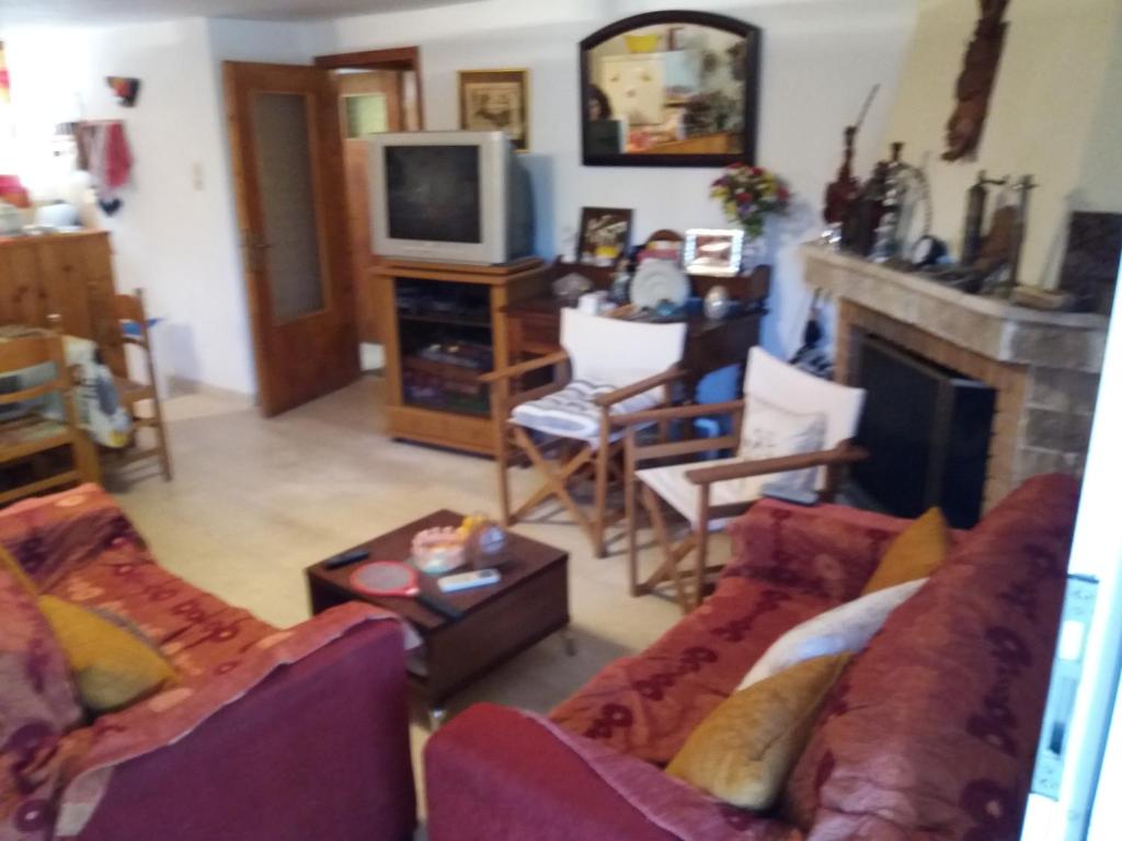 TV a/nebo společenská místnost v ubytování Aliki House
