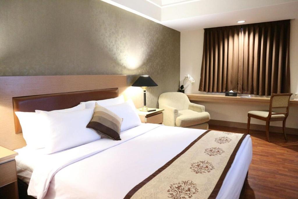 Tempat tidur dalam kamar di Horison Arcadia Mangga Dua