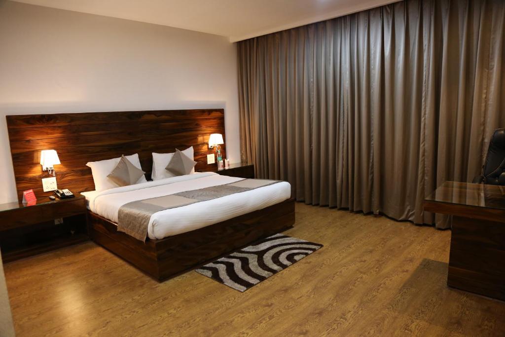 Postel nebo postele na pokoji v ubytování Ana Clarks Inn, Panchkula