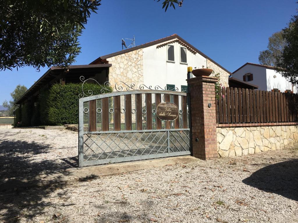 a gate in front of a house with a fence at Villa delle Sirene in Ascea