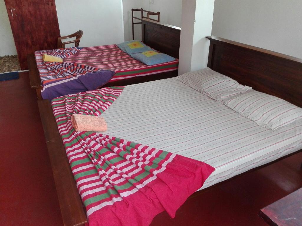 two twin beds sitting in a room with at Rahangala edge in Ohiya