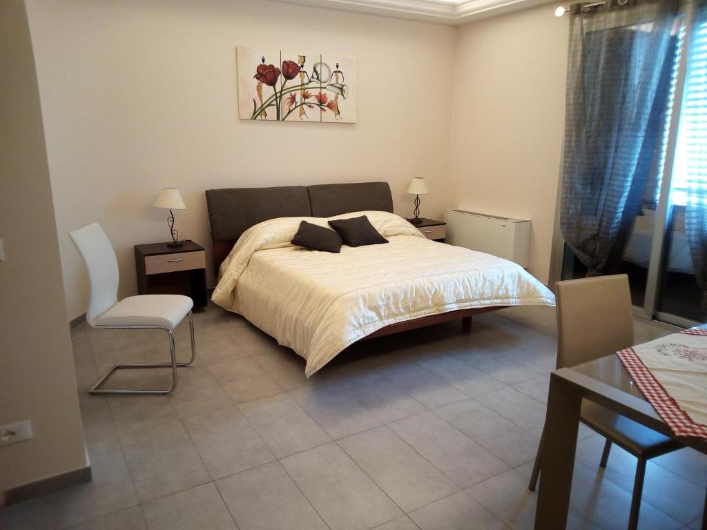 1 dormitorio con 1 cama, 1 mesa y 1 silla en B&B del Capo, en Santa Ninfa