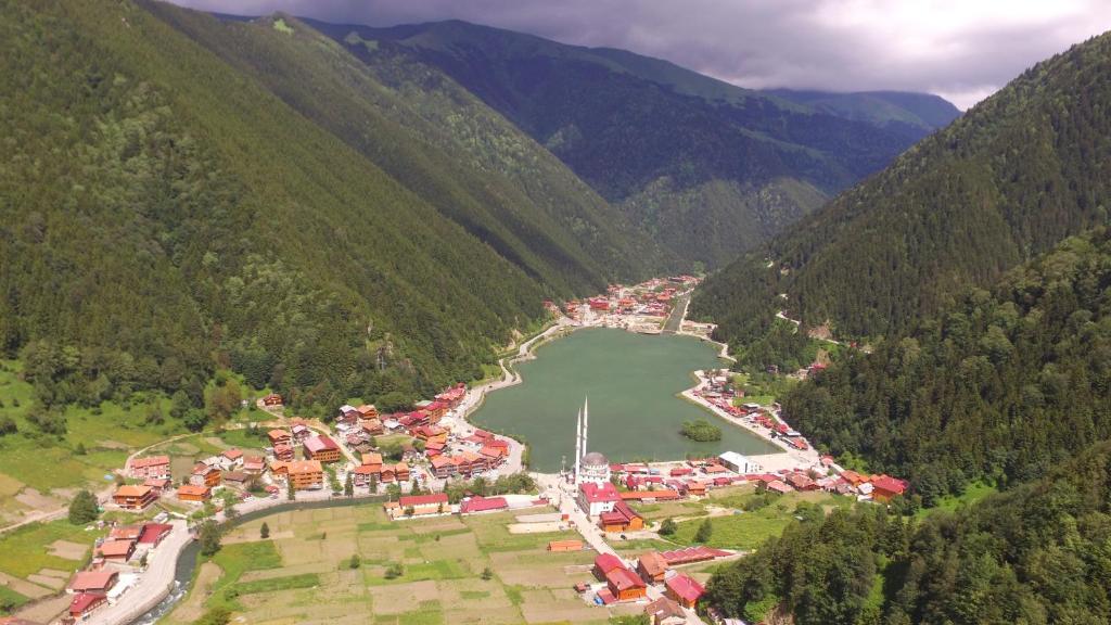 ウズンギョルにあるZeren Apartの山の村の空中風景