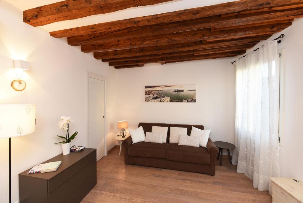 - un salon avec un canapé et un plafond en bois dans l'établissement homesweethome venice, à Venise