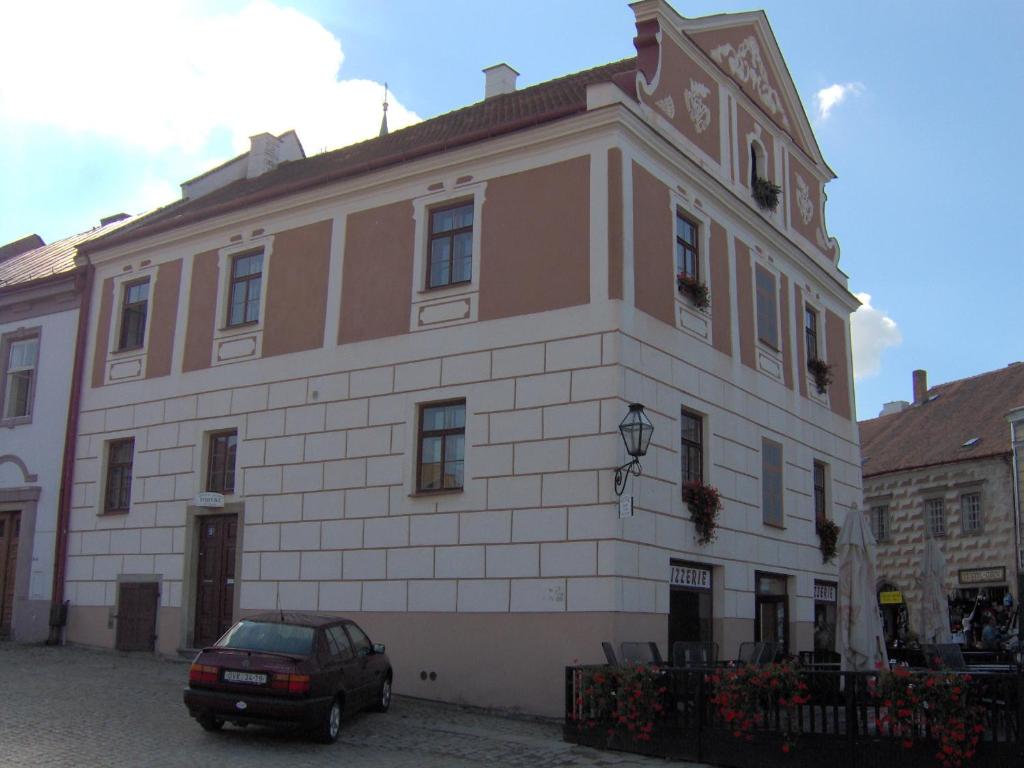 ein Gebäude mit einem davor geparkt in der Unterkunft Kotrba privat in Telč