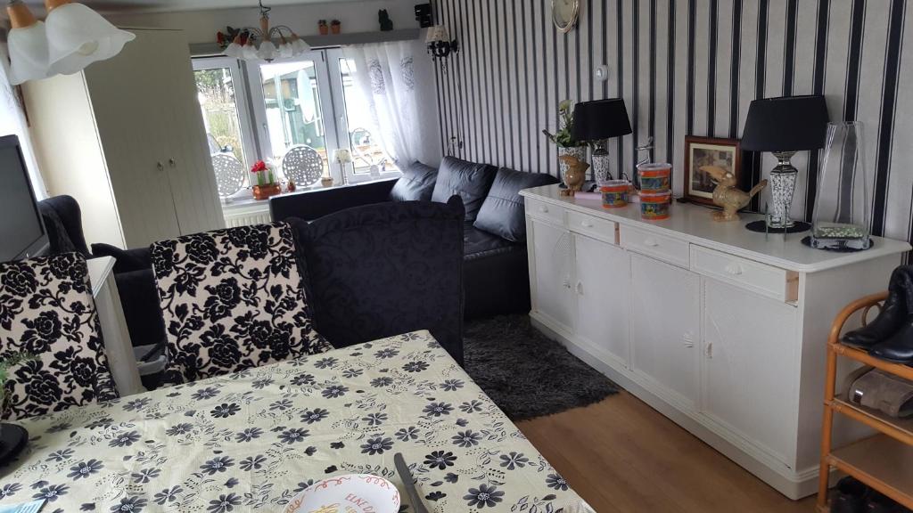 een woonkamer met een bank en een tafel bij Ferienhhaus-Mobilheim freies WLAN in Sirjansland
