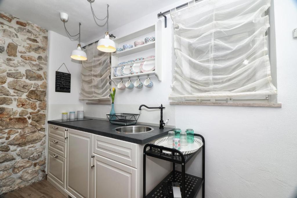 Kuchyňa alebo kuchynka v ubytovaní Cozy Apartment MARÌ