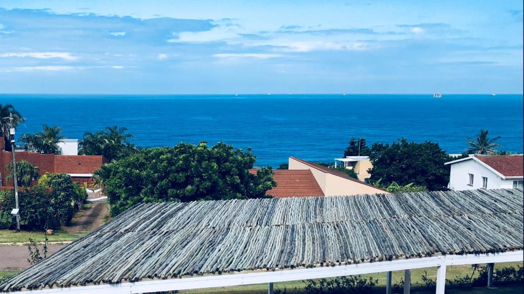 uma vista para o oceano a partir de uma casa em Eden Rose Manor B&B em La Mercy