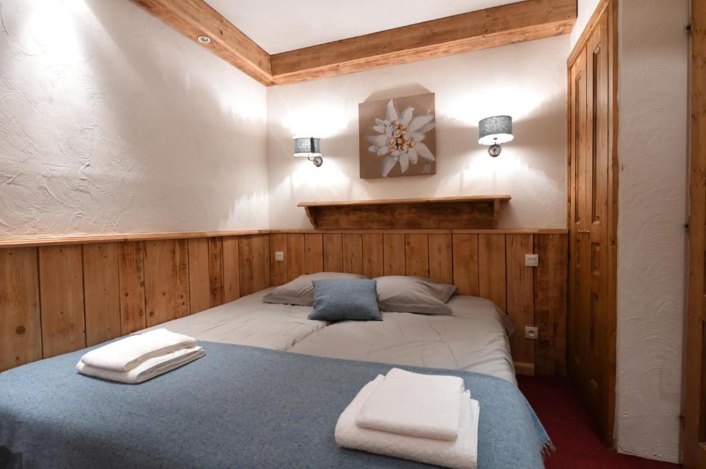 Postel nebo postele na pokoji v ubytování Ancolies Val Thorens