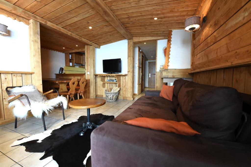 TV a/nebo společenská místnost v ubytování Ancolies Val Thorens