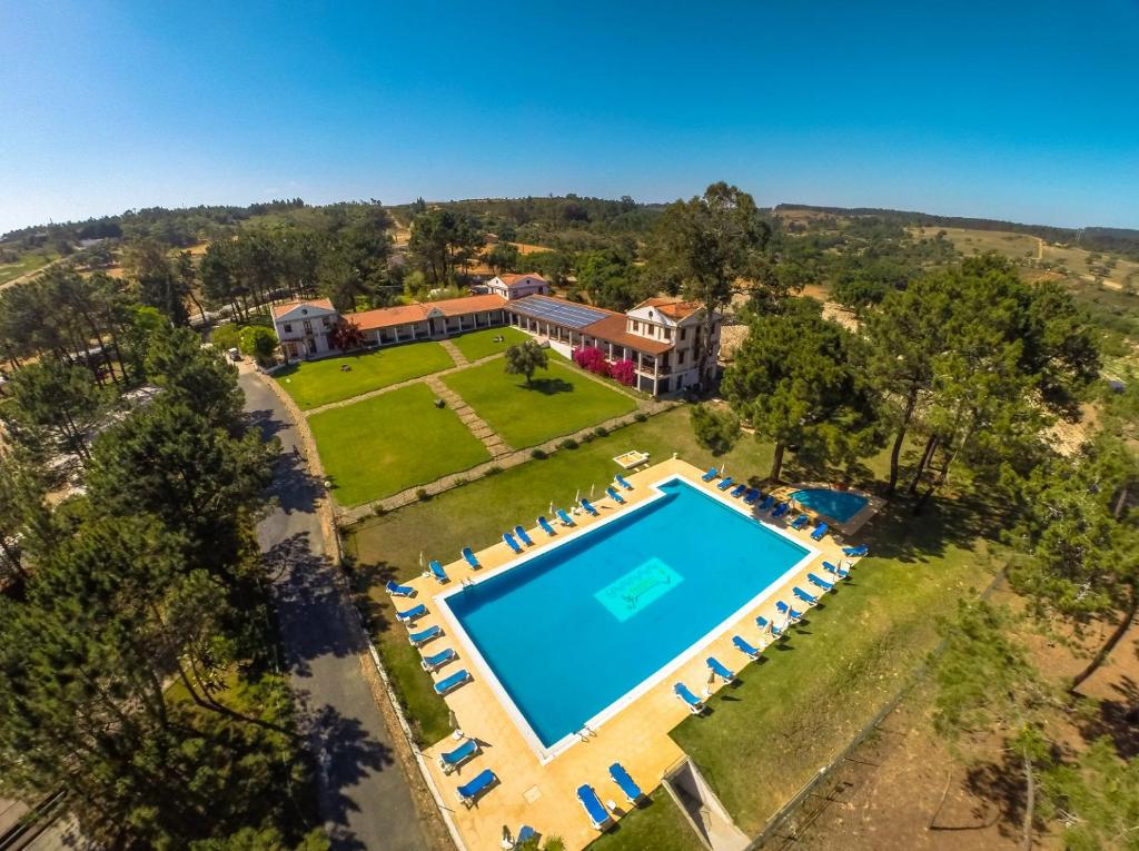 uma vista aérea de uma grande propriedade com uma piscina em Odeceixe Bungalow-Parque de Campismo Sao Miguel em Odeceixe