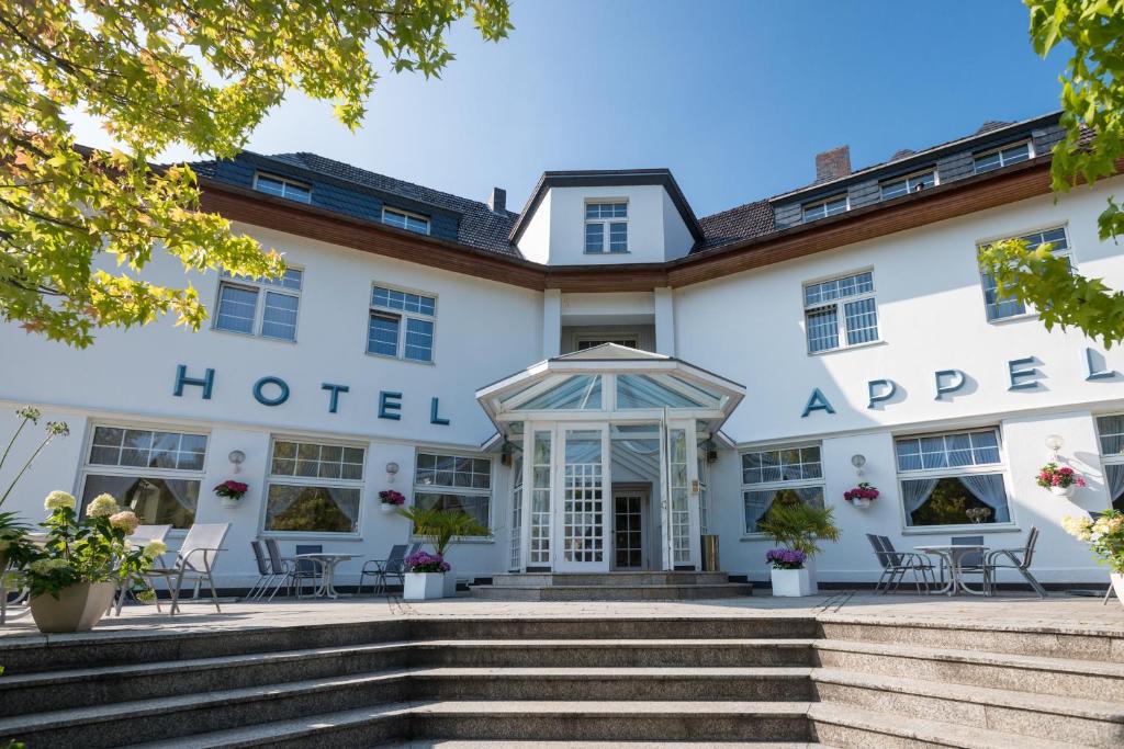 hotel ze schodami przed nim w obiekcie Hotel Haus Appel w mieście Rech