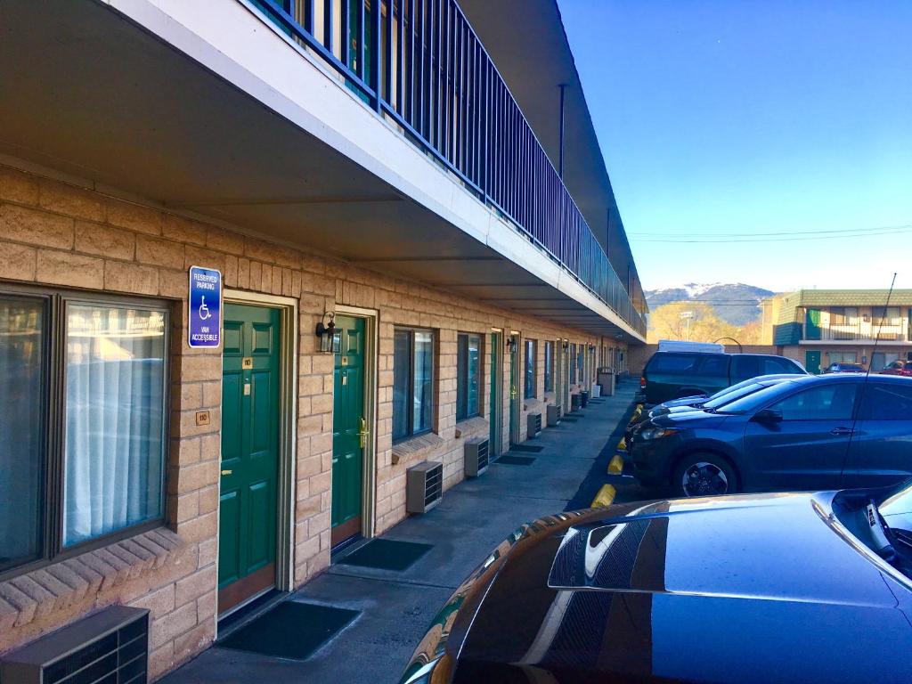 a building with cars parked in front of it at River Inn in Susanville