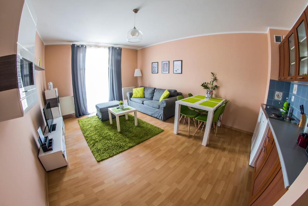 sala de estar con sofá y mesa en Apartament Zwycięstwa, en Koszalin