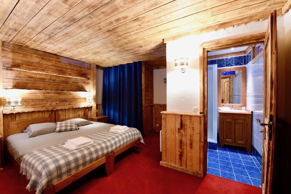 Postel nebo postele na pokoji v ubytování Ancolies Val Thorens