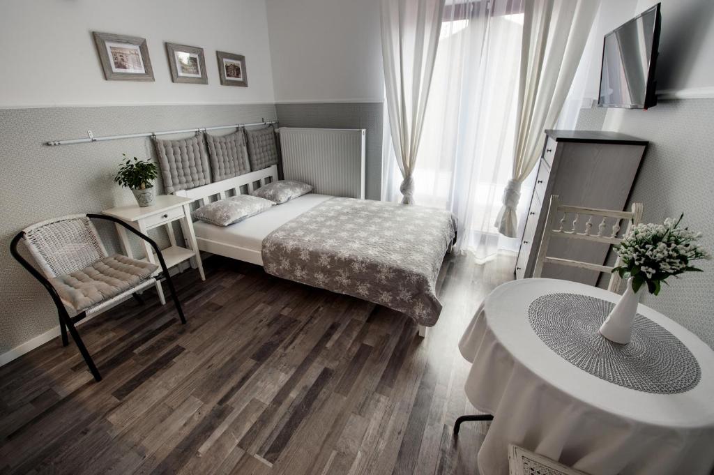 Apartamenty Królewska Kwatera - Double Room With Private Bathroom