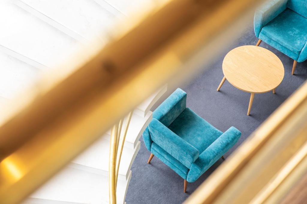 Uma área de estar em Hotel Black Tulip - Porto Gaia