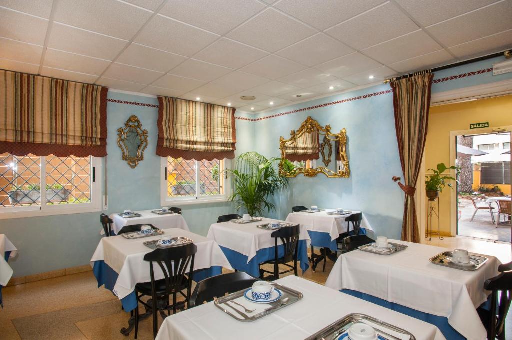 Reštaurácia alebo iné gastronomické zariadenie v ubytovaní Hotel Ribes Roges