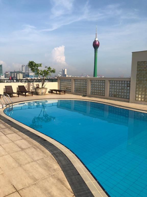 une piscine sur le toit d'un immeuble avec une tour dans l'établissement Hedges Court Residencies Town Hall- 2 Bed Room Apartment, à Colombo