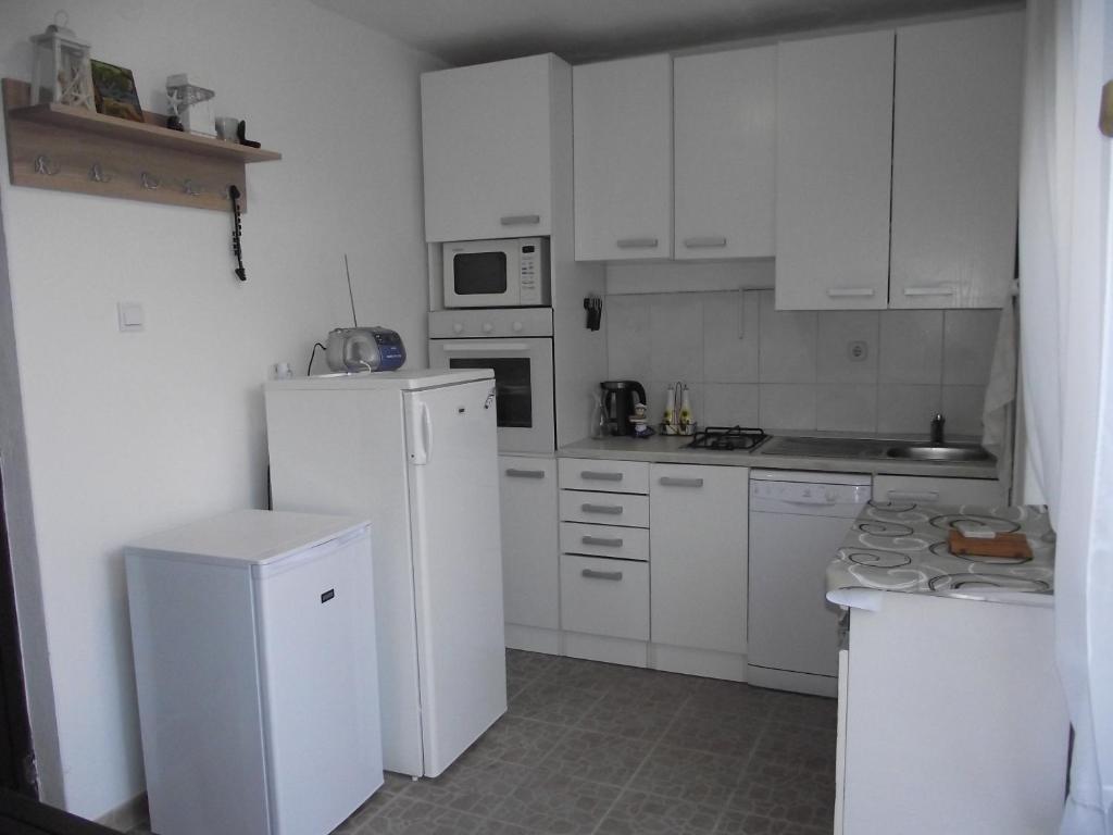 Kuchyň nebo kuchyňský kout v ubytování Elena Apartments