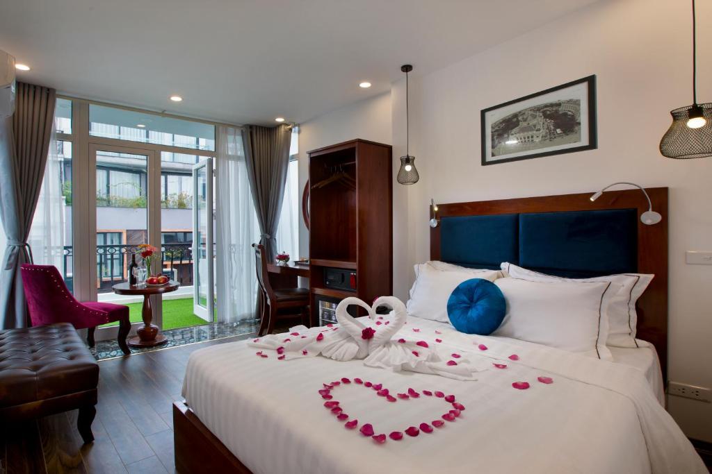 sypialnia z łóżkiem z sercem wykonanym z kwiatów w obiekcie Antique Angel Hotel w mieście Hanoi