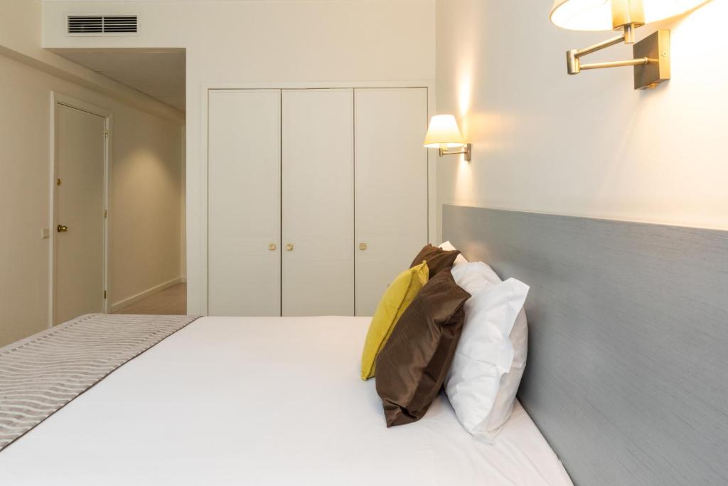 Cama ou camas em um quarto em Hotel Black Tulip - Porto Gaia