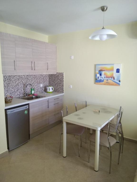 Kuchyň nebo kuchyňský kout v ubytování Santa Rinoula Suites Sea Sunset views Adults only