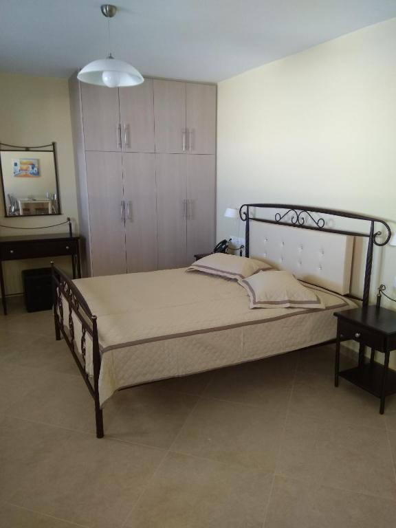 Postel nebo postele na pokoji v ubytování Santa Rinoula Suites Sea Sunset views Adults only