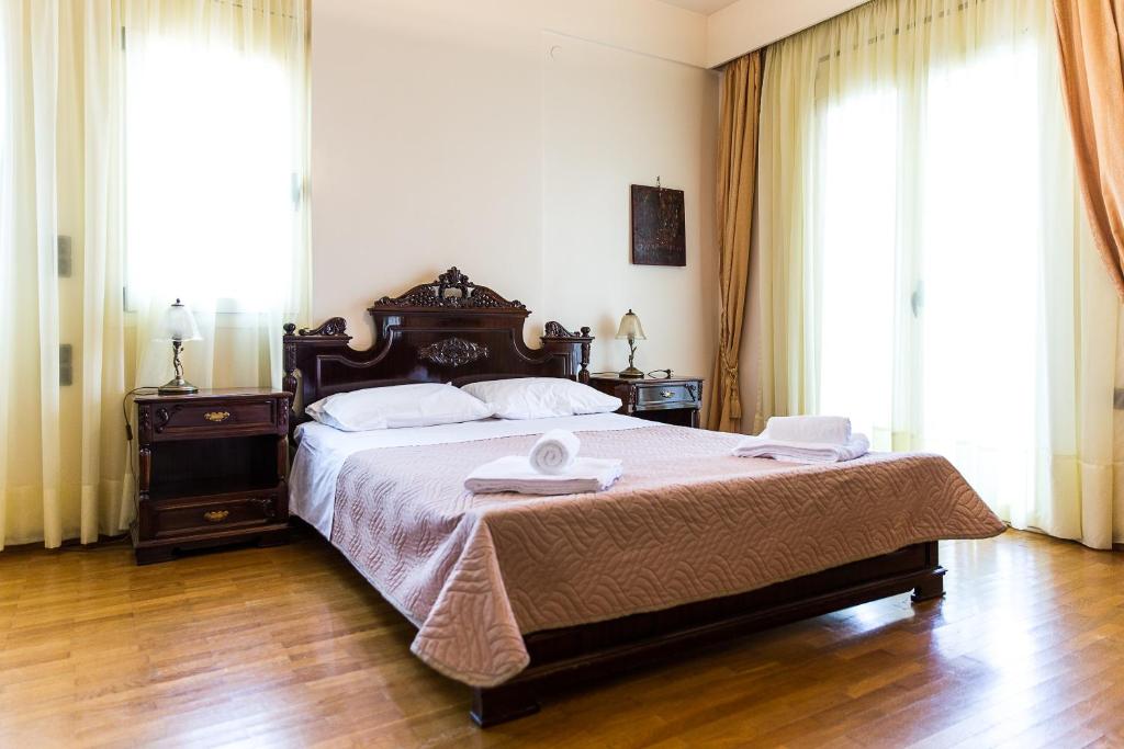 Un dormitorio con una cama grande y una computadora portátil encima. en Promachon Villa, en Foinikiá