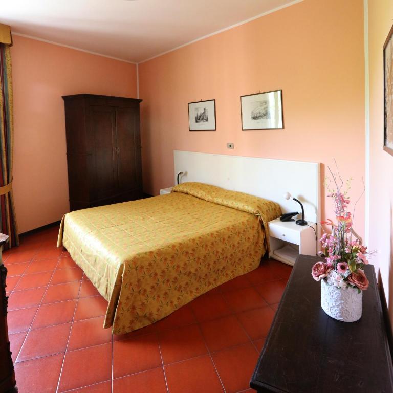 Postel nebo postele na pokoji v ubytování Hotel Barolo Classico