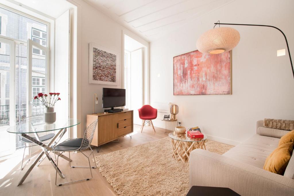 ein Wohnzimmer mit einem Sofa und einem Tisch in der Unterkunft Lisbon Rouge Apartment in the Lisbon Heart in Lissabon