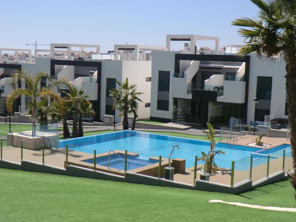 una gran piscina frente a un edificio en Casas Holiday - Los Altos, en Torrevieja