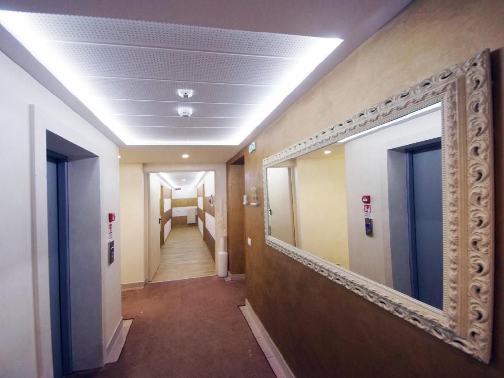 a hallway in a hospital with a mirror on the wall at Hotel Dori in Peschiera del Garda