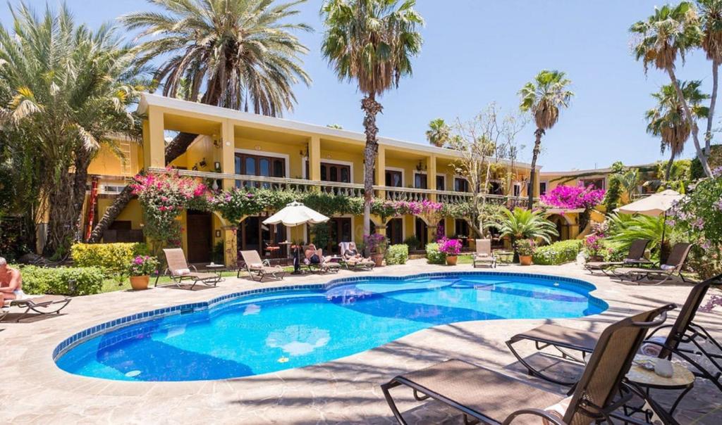 Bazén v ubytovaní El Encanto Inn & Suites alebo v jeho blízkosti
