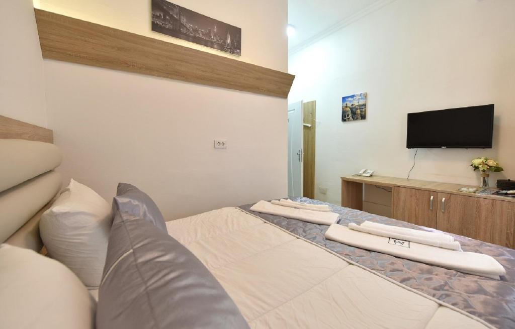 TV a/nebo společenská místnost v ubytování Villa Nina Hotel & Lounge bar