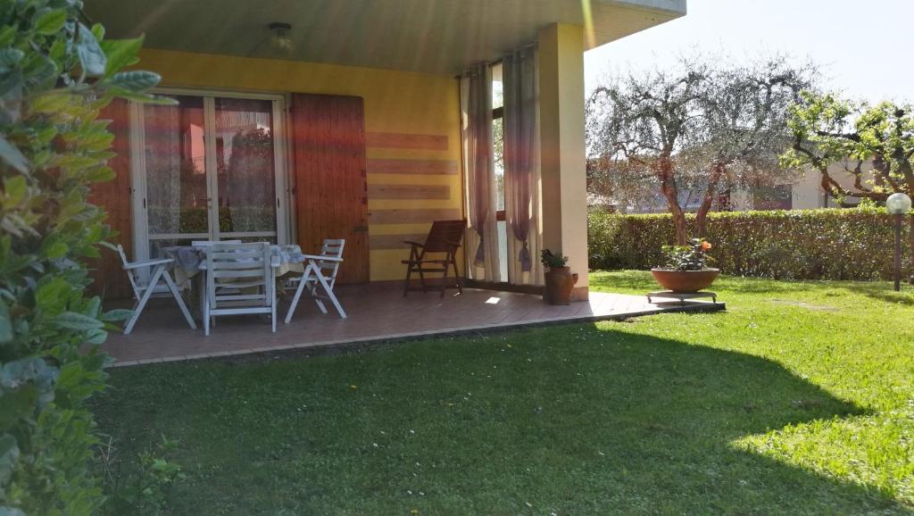 un porche de una casa con mesa y sillas en Casa Melania Lazise en Lazise