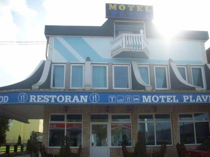 a building with a sign for a hotel at Motel Plavi in Mračaj