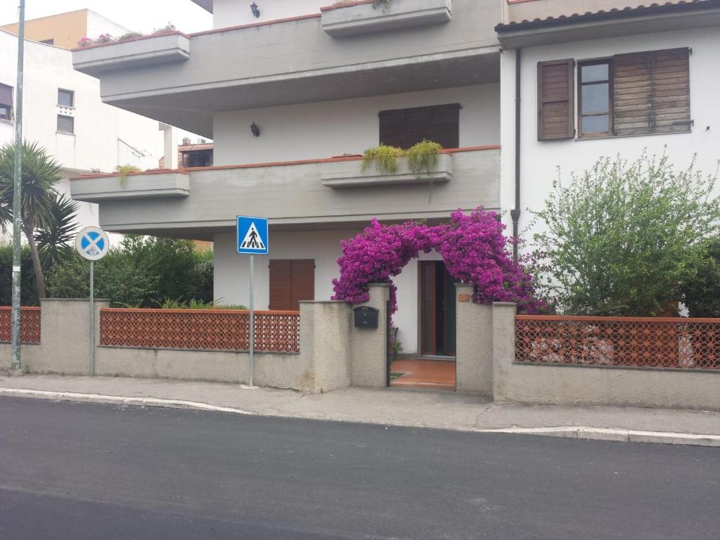 阿爾比尼婭的住宿－Villa Lory Albinia，一座在前面布满紫色花的建筑
