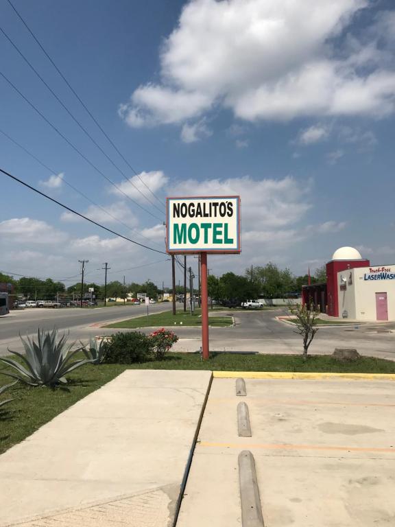a no accidents motel sign on the side of a road at Nogalitos Motel in San Antonio