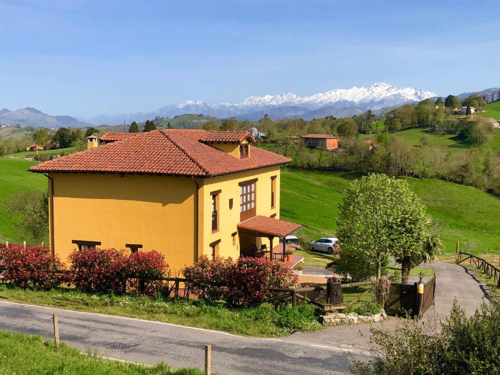 a yellow house on the side of a road at L'Espantayu in Cereceda